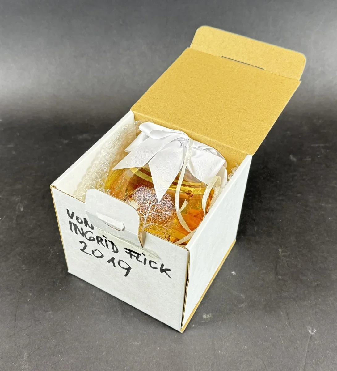 Handbemalte Glaskugel mit Winterszene und Baum, Geschenk von Ingrid Flick 2019, aus dem Privatbesitz von Heidelinde Weis, Kunsthandwerk Heidi Rohrmoser