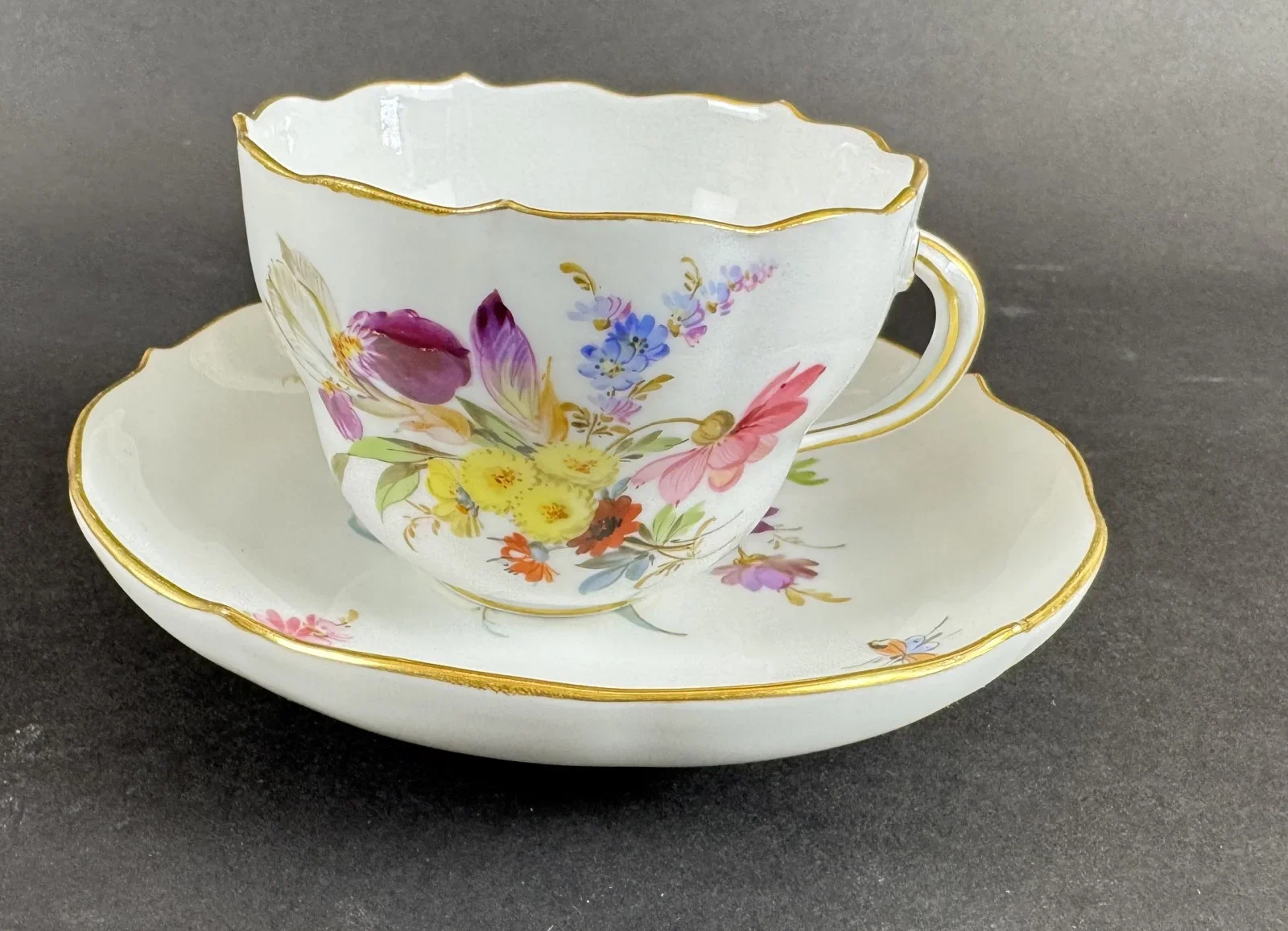 Meissener Porzellantasse mit Blumenmalerei und Goldrand, aus dem Privatbesitz von Heidelinde Weis