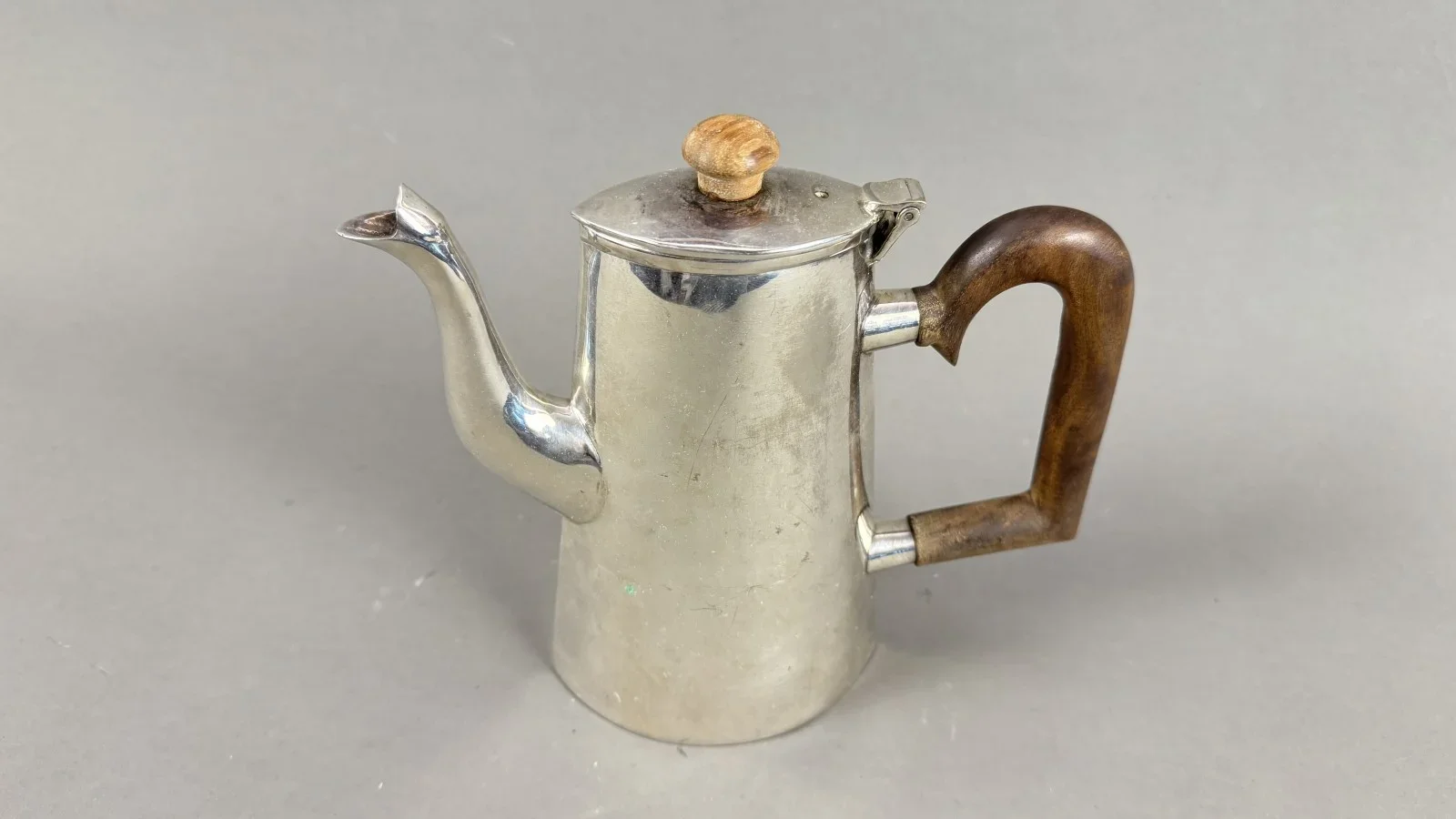 Kaffeekanne mit Holzgriff, um 1900, H 21 cm