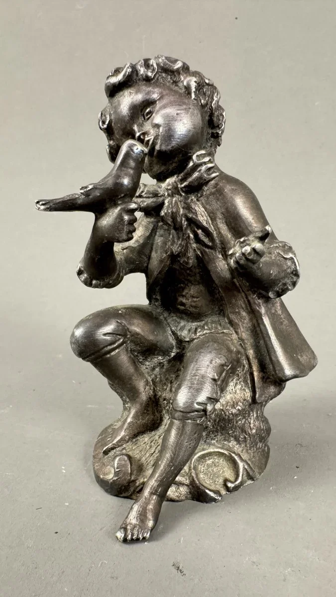 Silberne Putto-Figur mit Kornett, 18./19. Jahrhundert, Guss, H 14 cm