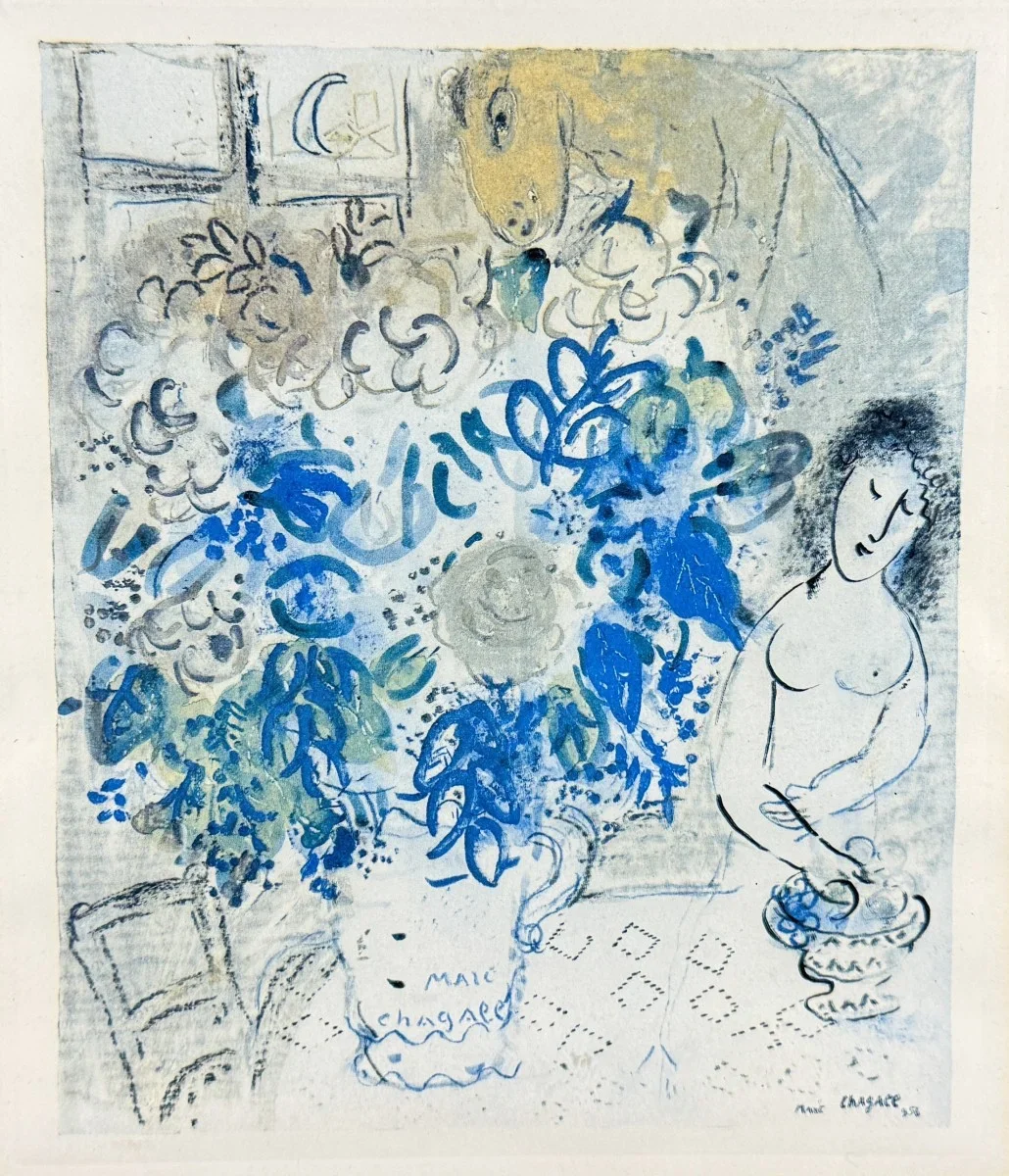Druckbild, Marc Chagall,  Träumerische Stubenszene mit gedecktem Tisch und sitzendem Jüngling mit Pferd, im Blumenstrauß ein liegendes Paar 33x25 cm