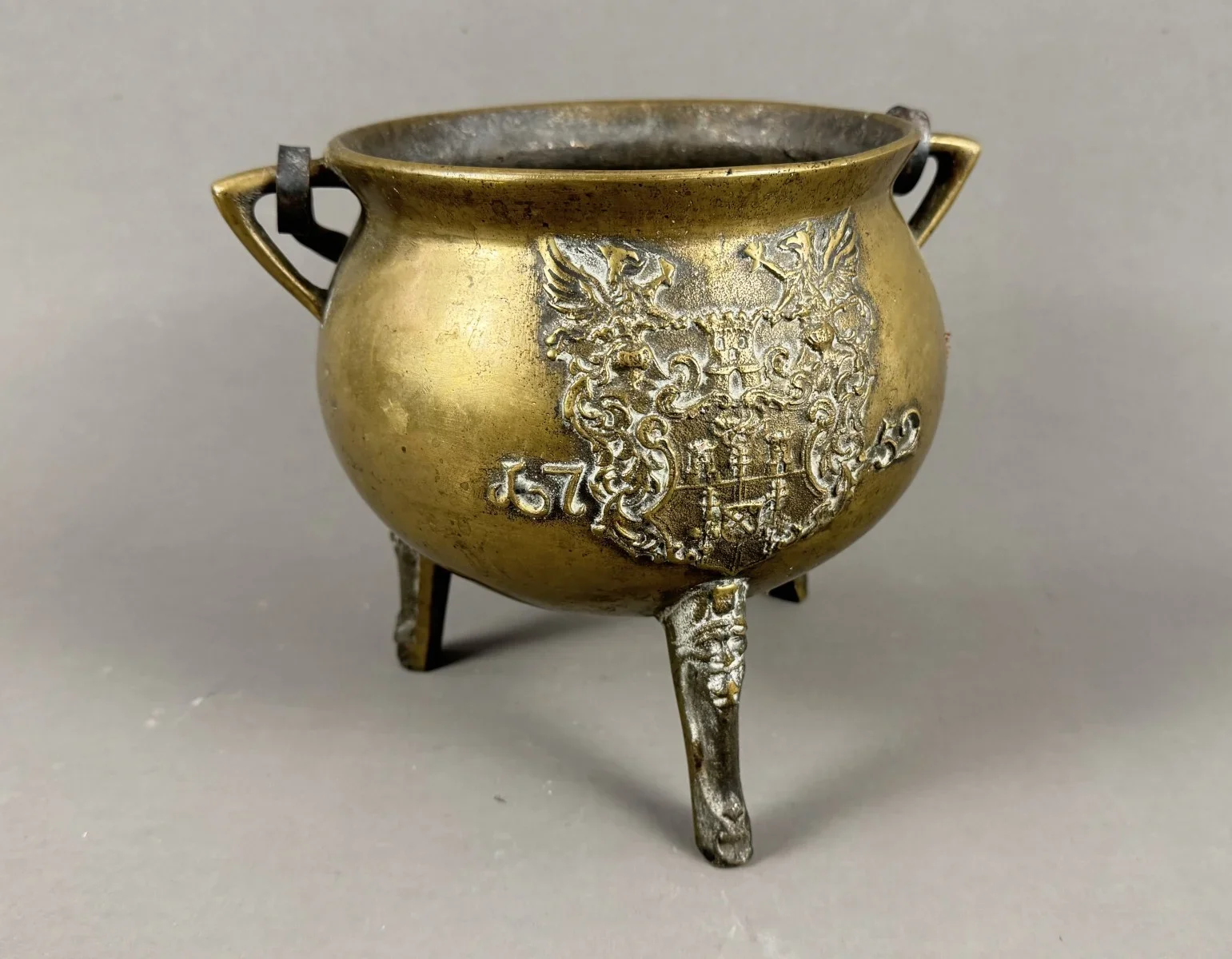 Dreifußkessel, Messing, Grapen, Glockenspeis, Tirol 18./19. Jh. mit reliefiertem Wappen, geschmiedeter gedrehter Eisengriff, H 20 cm  Dm. 24cm