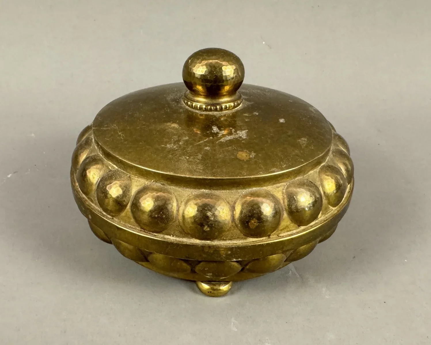 Bronzierte Deckeldose mit Glaseinsatz, um 1900, Dm. 18 cm 