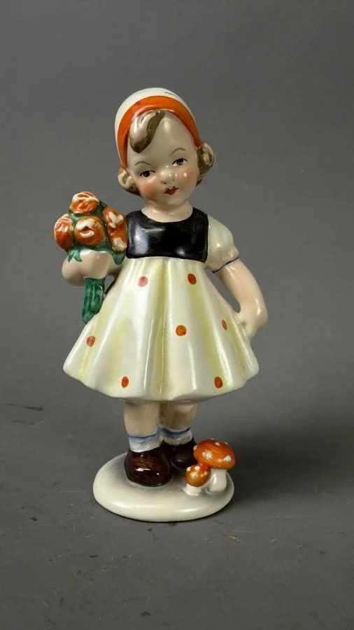 Cortendorf Goebel Figur 1624, junges Mädchen mit Blumenstrauß und Fliegenpilz, H 14cm