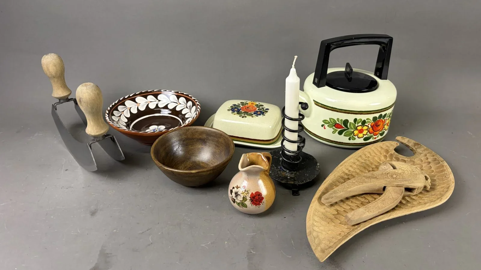 Sammlung Vintage Keramik und Holzarbeiten Küchenutensilien