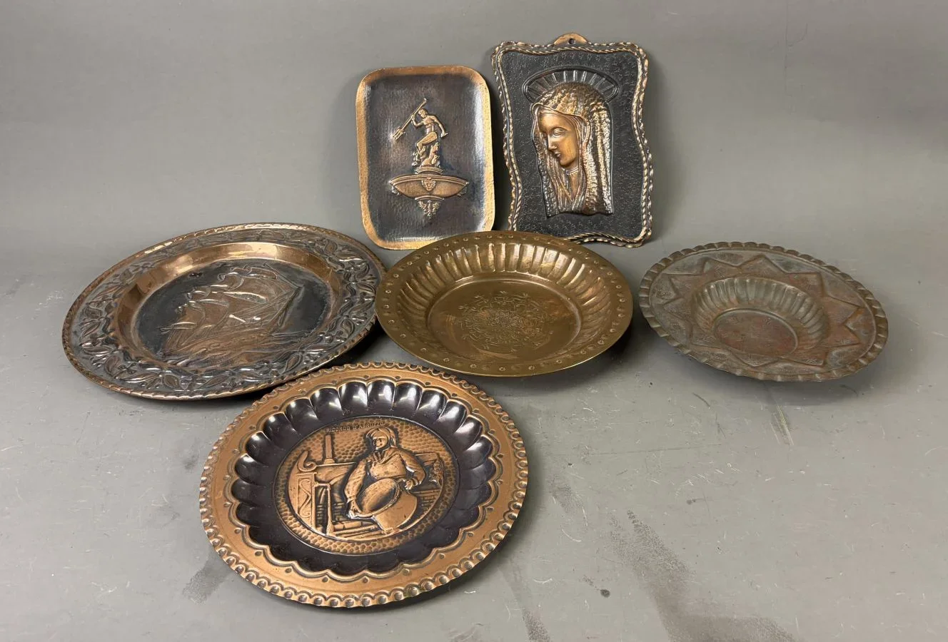 Sammlung dekorativer Metallschalen und Reliefplatten
